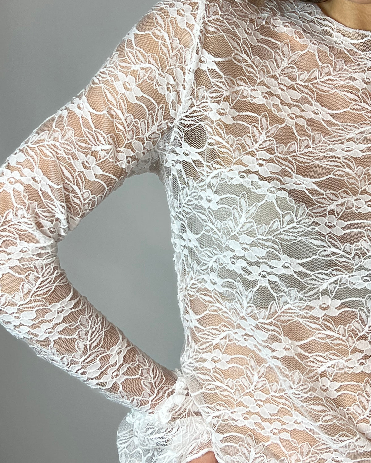 Blusa in pizzo con manichina
