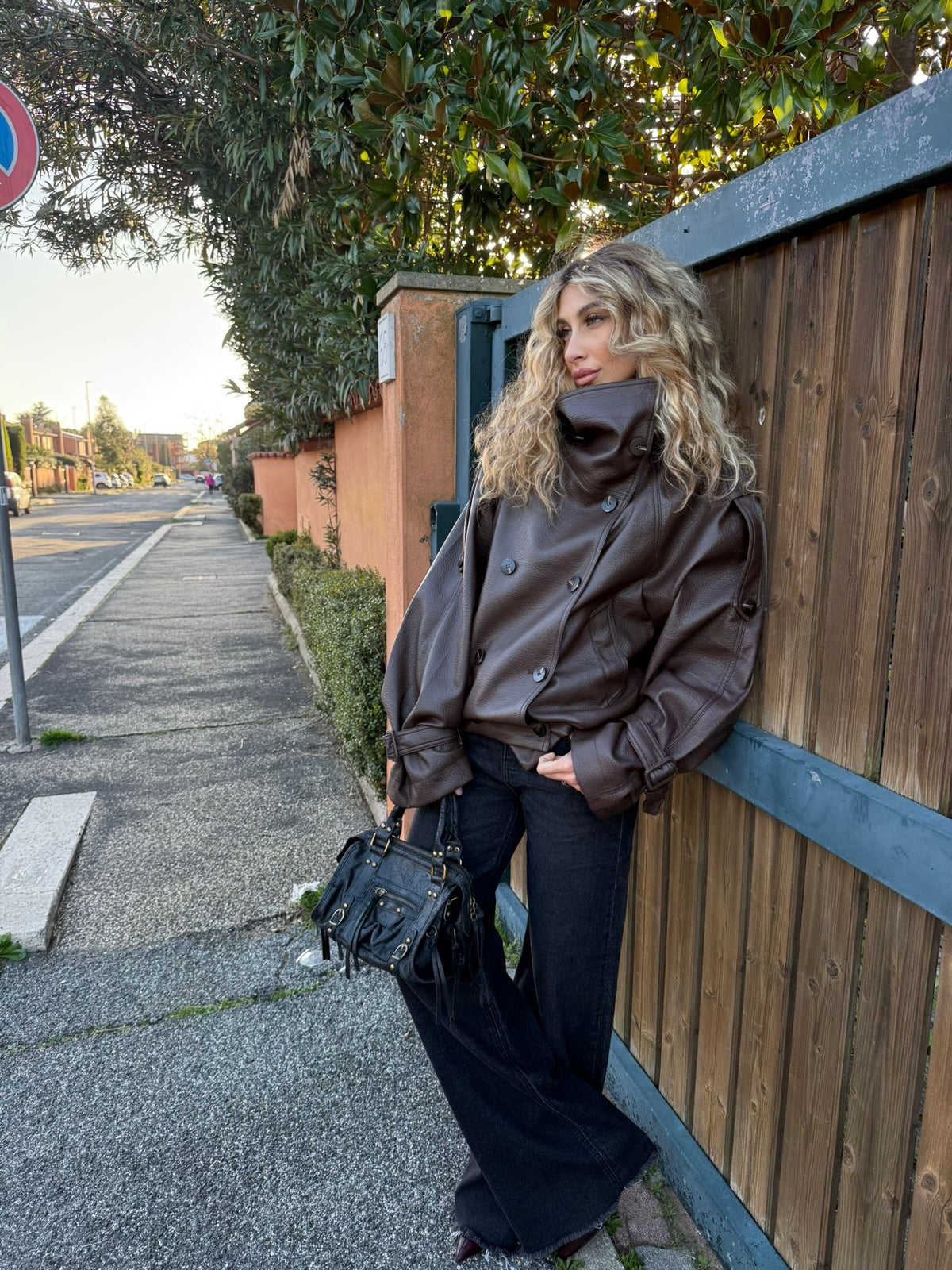 Giacca oversize in eco pelle          Doppio petto collo  alto