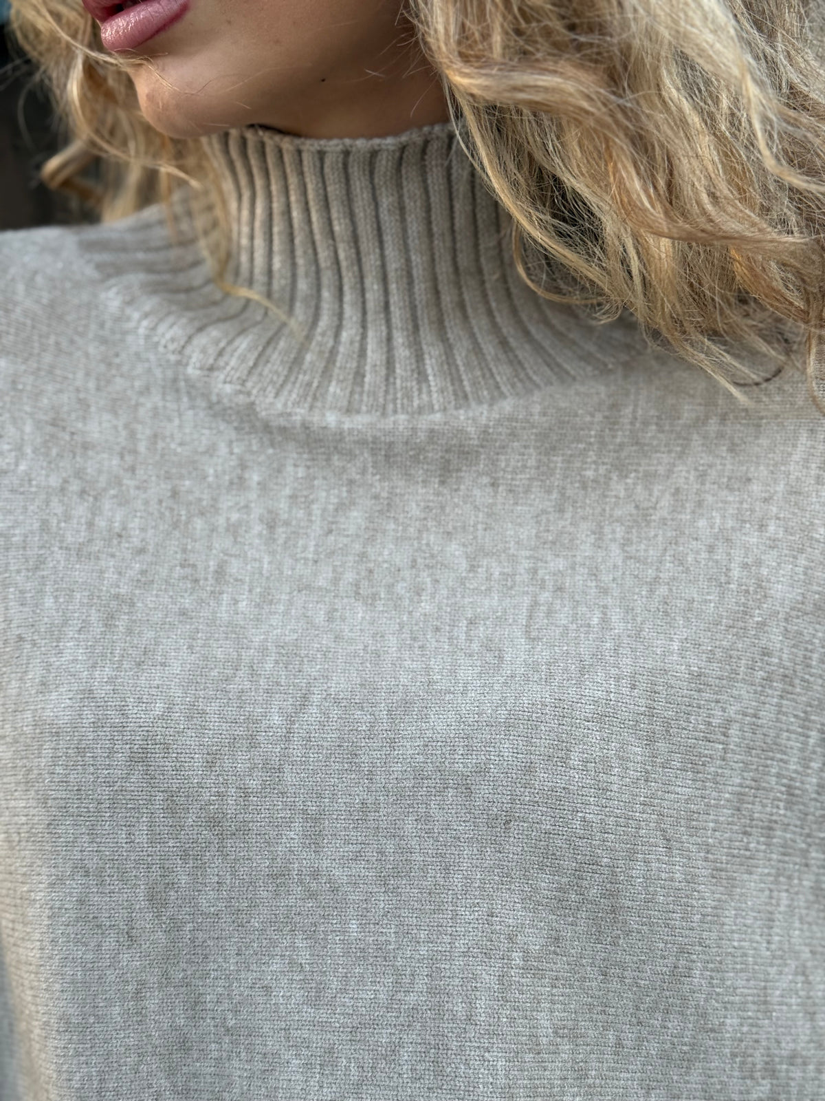 Maglia collo alto rigato