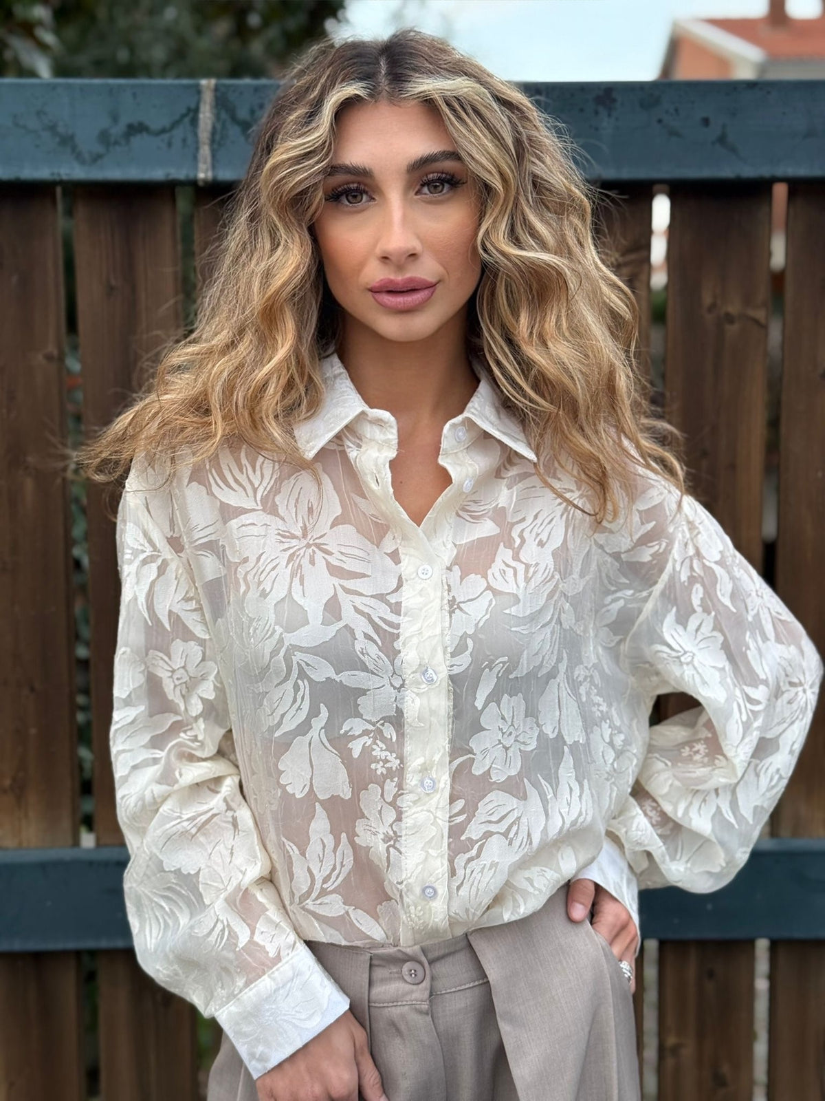 Camicia in viscosa con Ricami a rilievo floreale