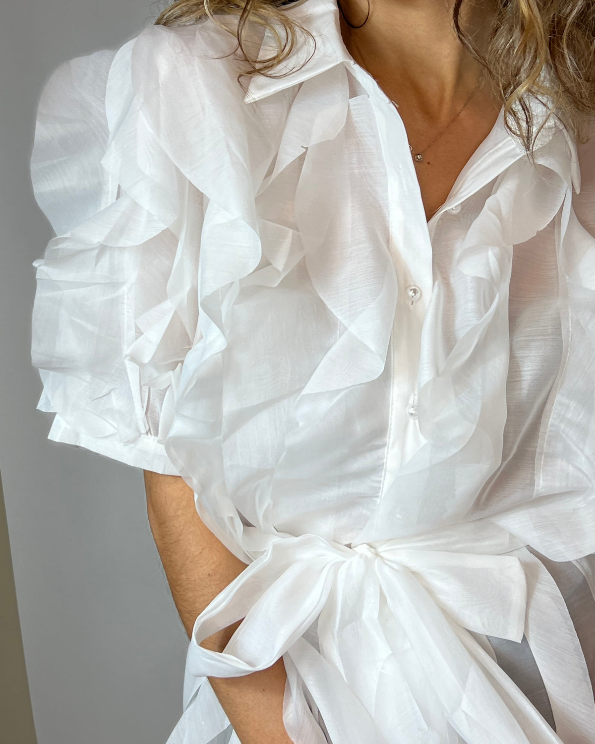 Camicia con rouches  e cinturina