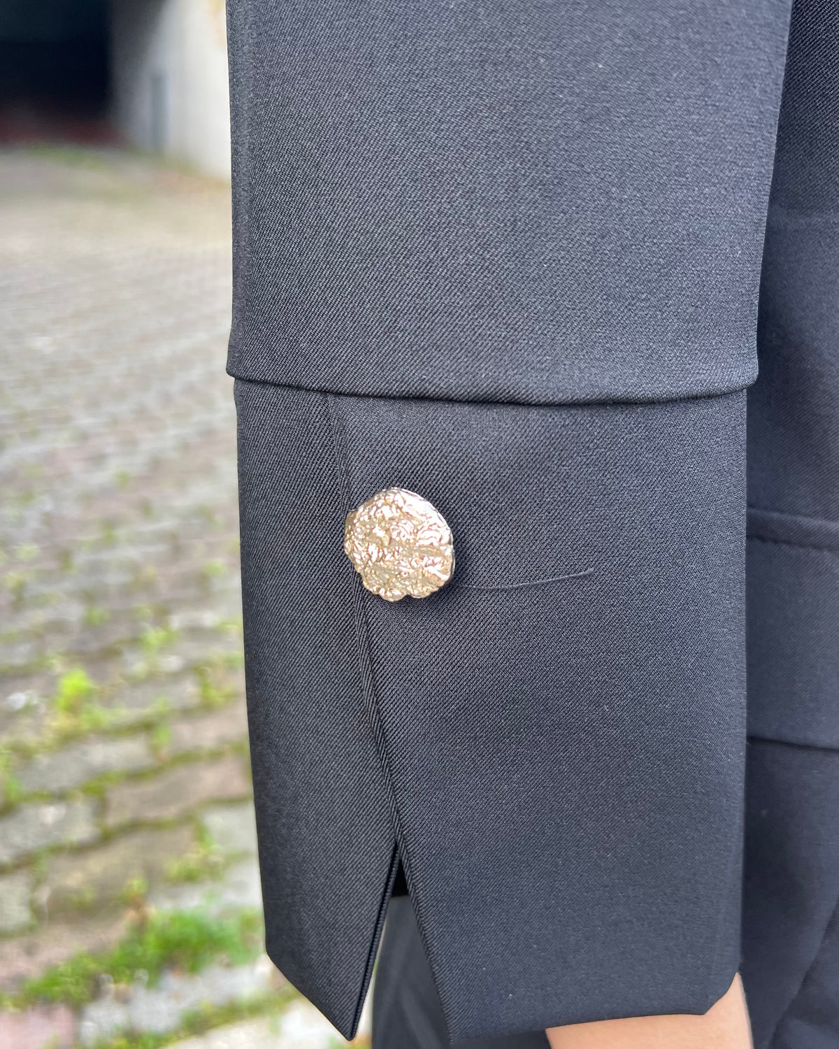 Tailleur con bottoni gioiello