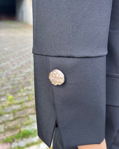 Tailleur con bottoni gioiello