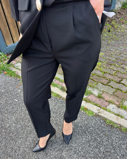 Tailleur con bottoni gioiello