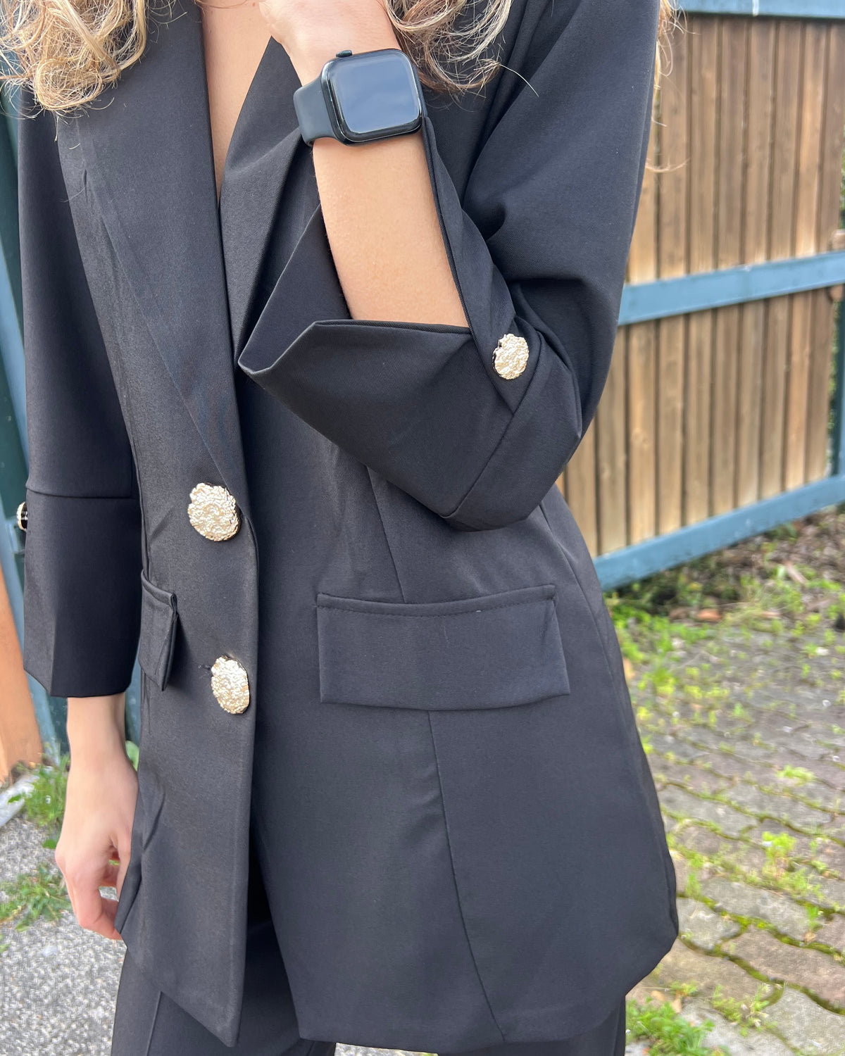 Tailleur con bottoni gioiello