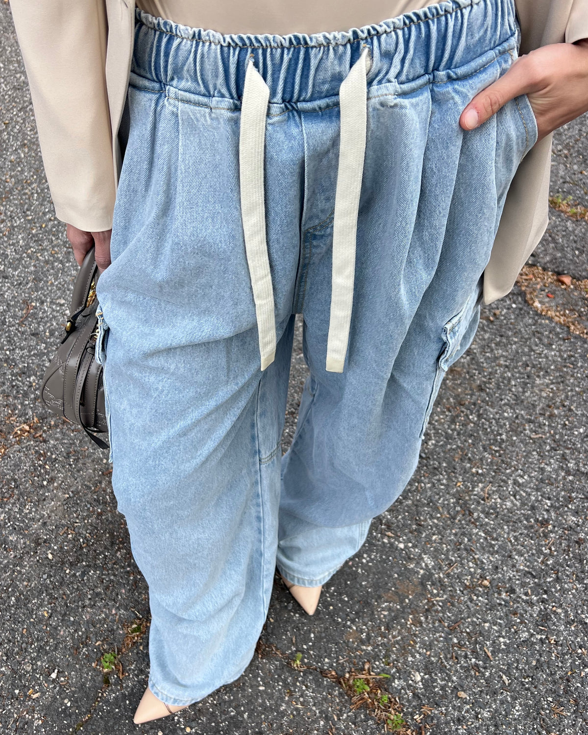 Jeans cargo con elastico in vita