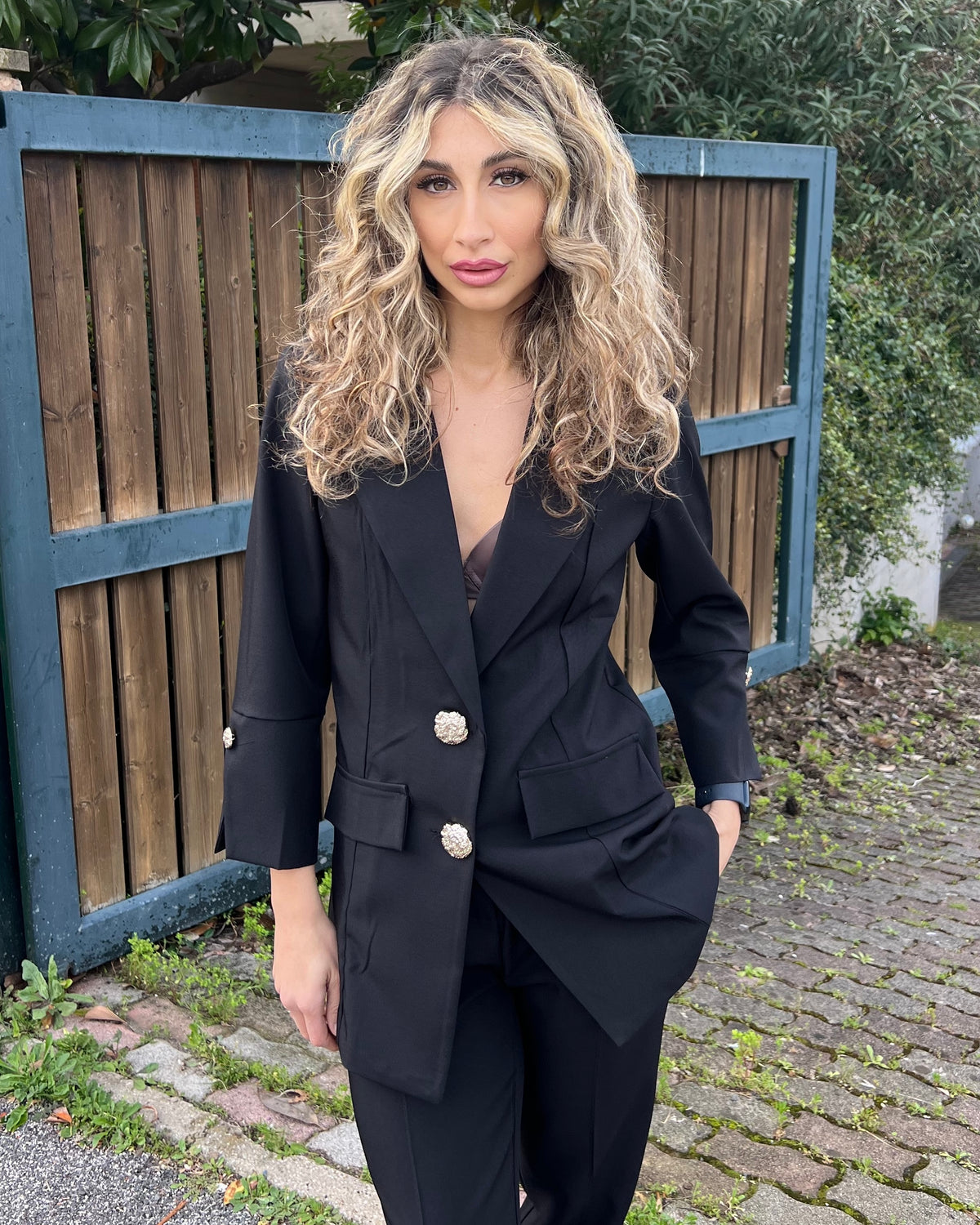 Tailleur con bottoni gioiello
