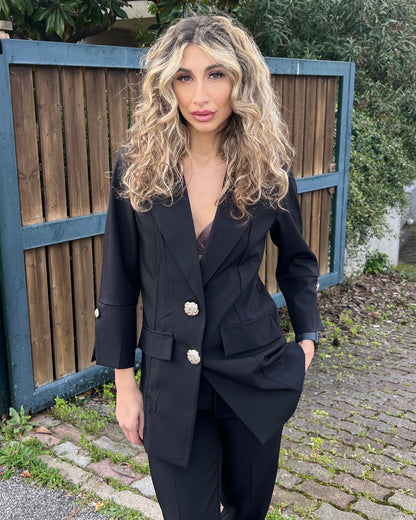 Tailleur con bottoni gioiello